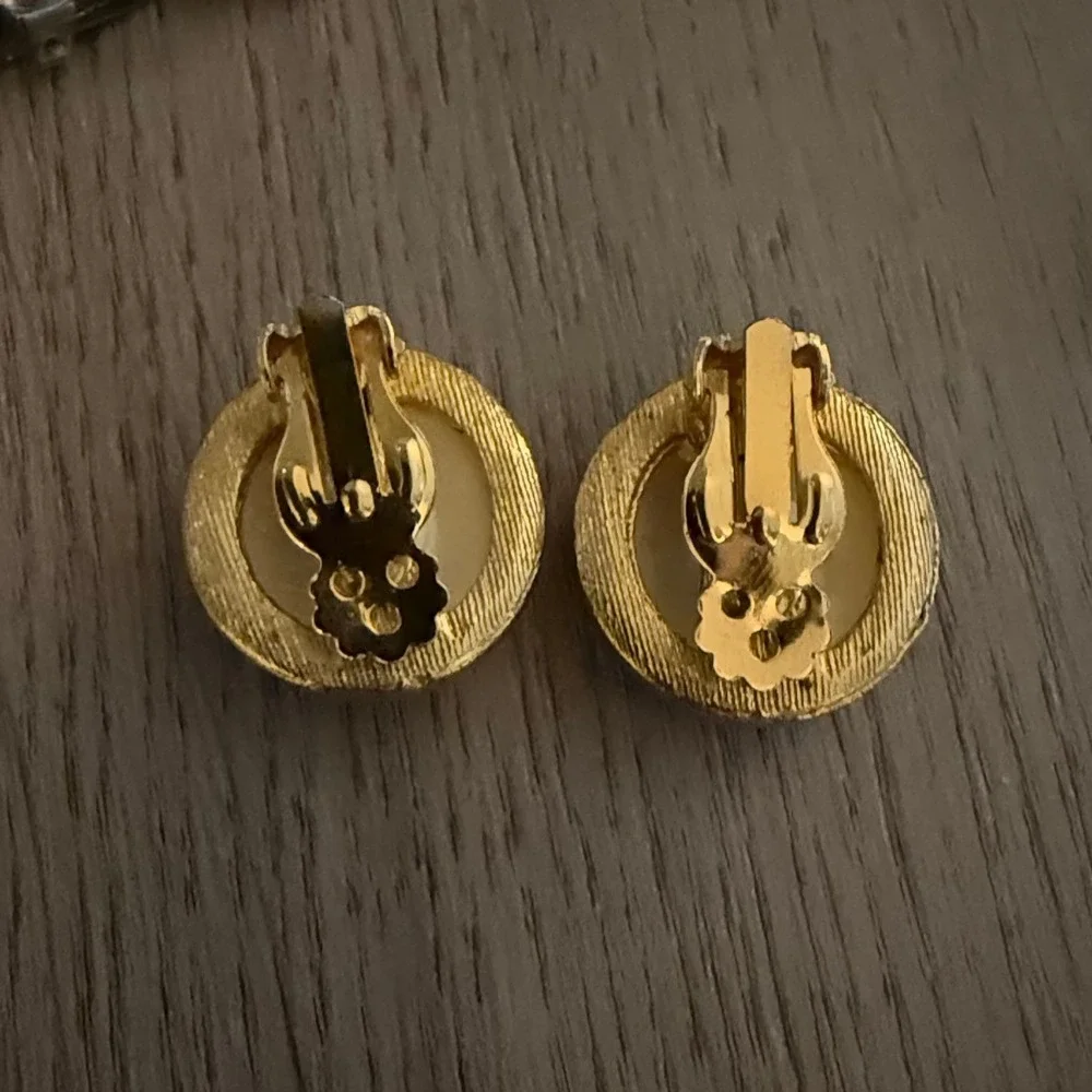 Goldtone White Cream Abstract Speckle‎ Round Clip On Earrings